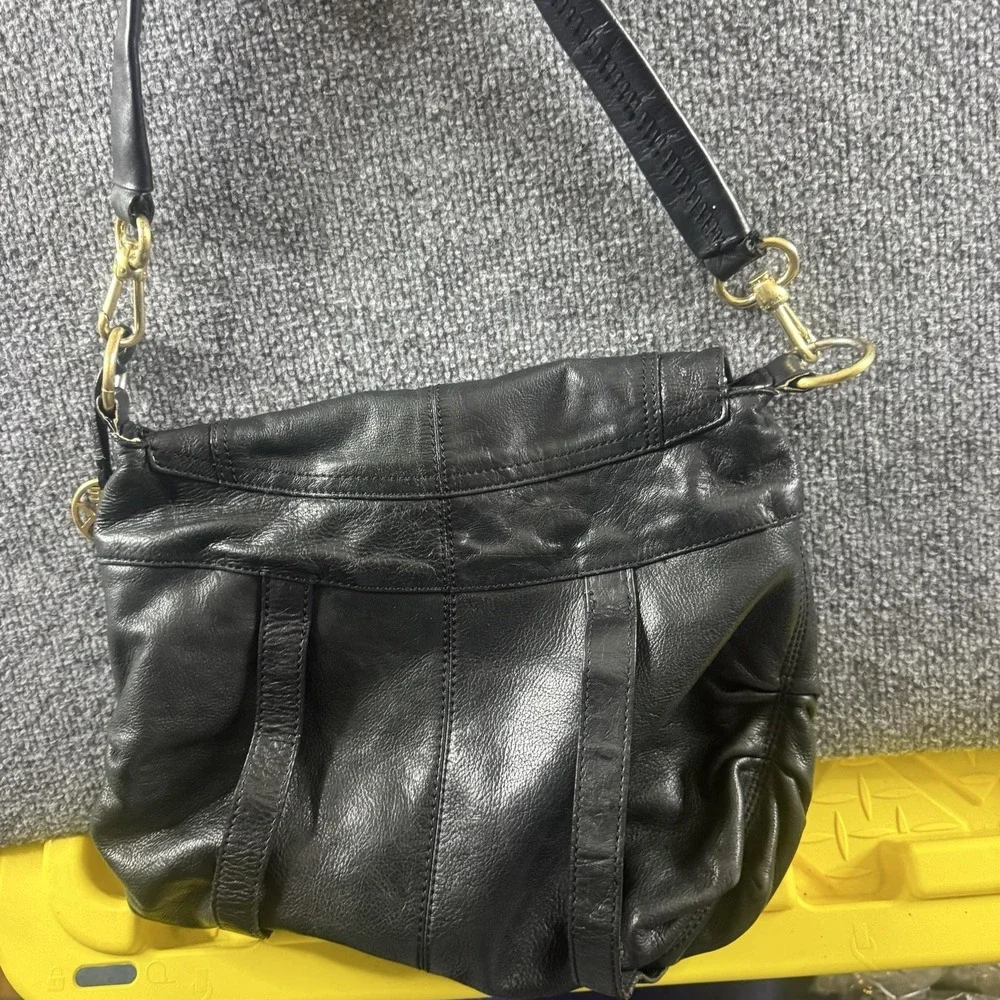 The Sak Shoulder Bag Womens Medium Black Leather Flap Pocket Gold Hardware Purse